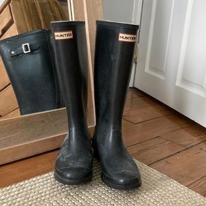 Black Hunter boots, size 8